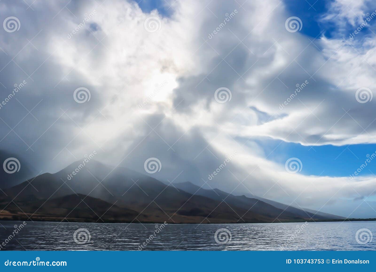 Angel Shaped Clouds Sopra Le Montagne E L'isola Immagine Stock ...