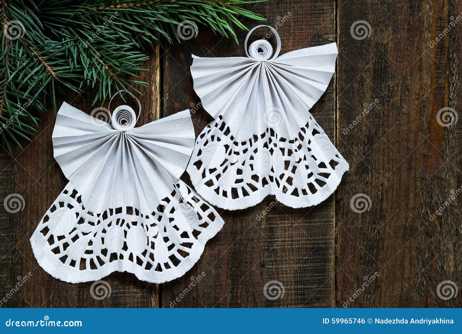 Decorazioni Quilling Natale.Angeli Openwork Nell Arte Della Decorazione Quilling Di Natale Fotografia Stock Immagine Di Angelo Decorazione 59965746