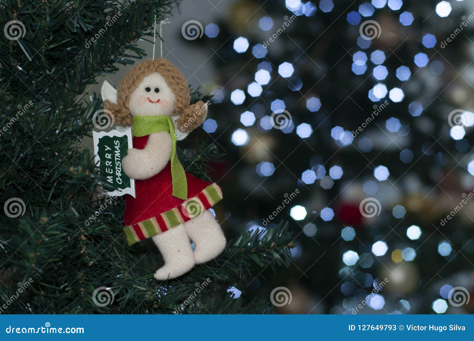 Messaggi Di Natale.Angelo Di Buon Natale Sull Albero Con Spazio Per Scrivere Il Messaggio Di Natale Immagine Stock Immagine Di Cono Defocus 127649793