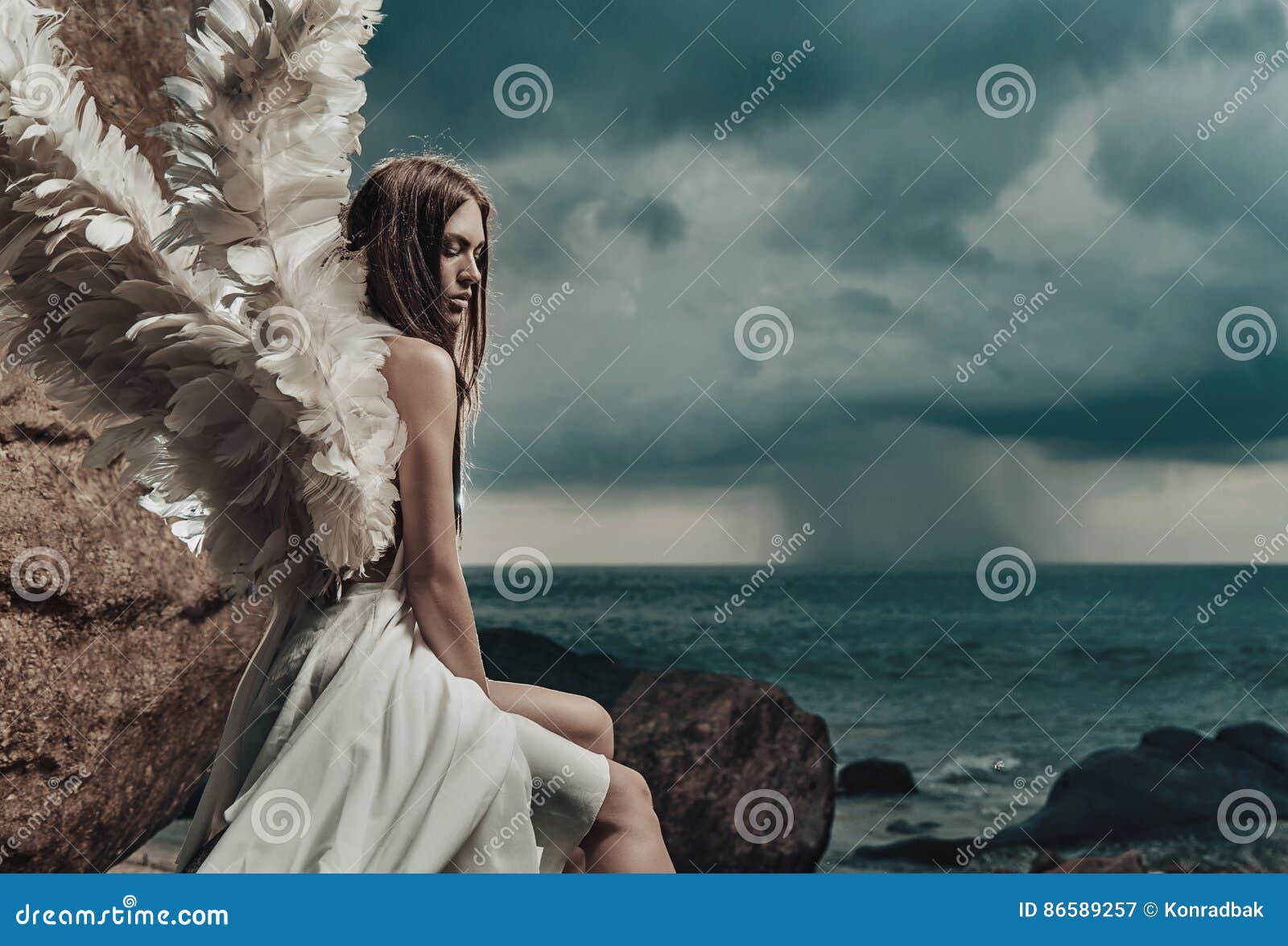 Angelo Triste Che Esamina Il Occean Immagine Stock Immagine Di Loneliness Sogno 86589257