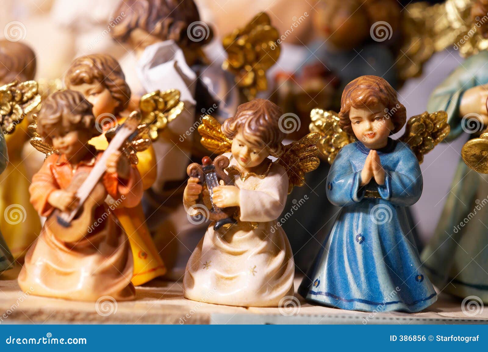 angels in christmas shop - engel und krippenfiguren