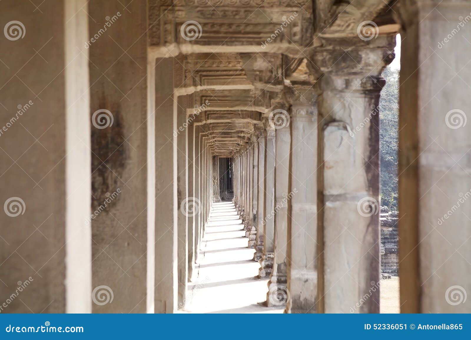 La galerie externe chez Angkor Vat, Angkor, Siem Reap, Cambodge Angkor Vat était premier un plus tard indou un temple bouddhiste complexe et le plus grand monument religieux dans le monde Il a été construit dans la première moitié du 12ème siècle par le Roi Suryavarman de Khmer dans l'empire capital de Khmer Angkor Vat combine deux plans d'architecture de temple de Khmer : montagne de temple et le temple galleried postérieur