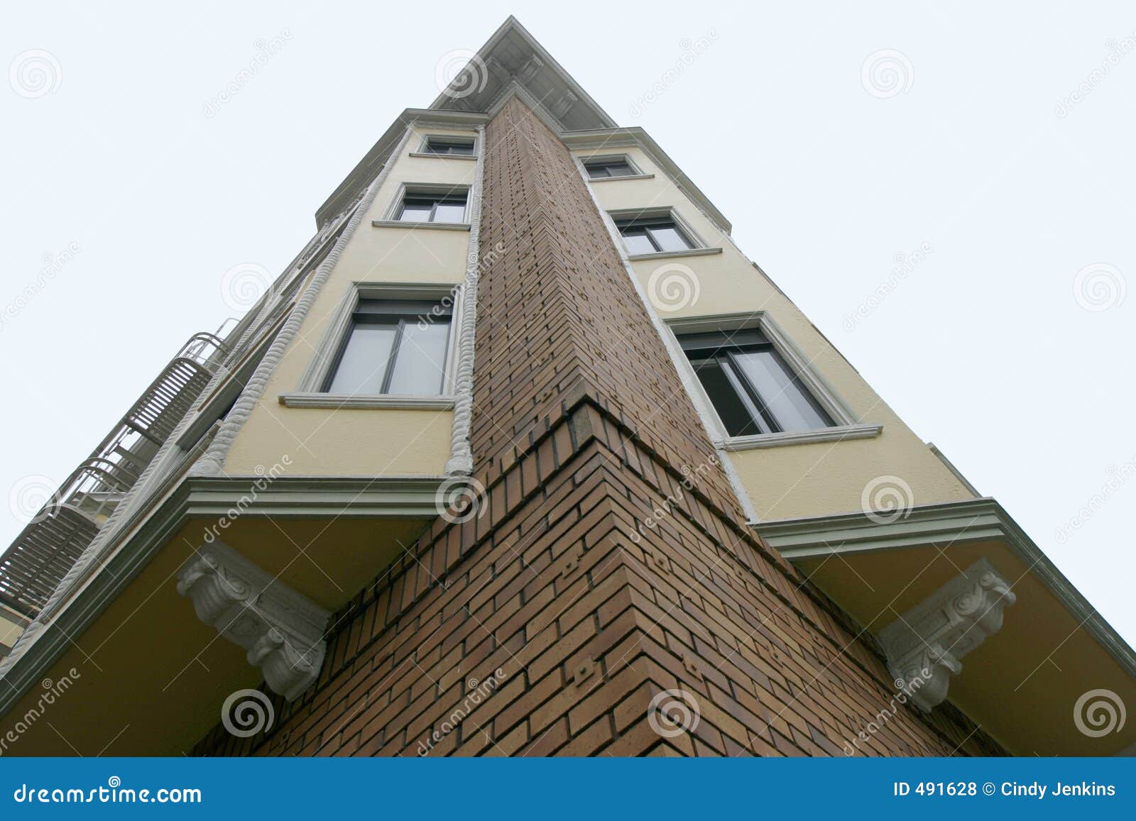 Angolo del Victorian nelle altezze pacifiche di San Francisco. Particolari e finestre descritti.