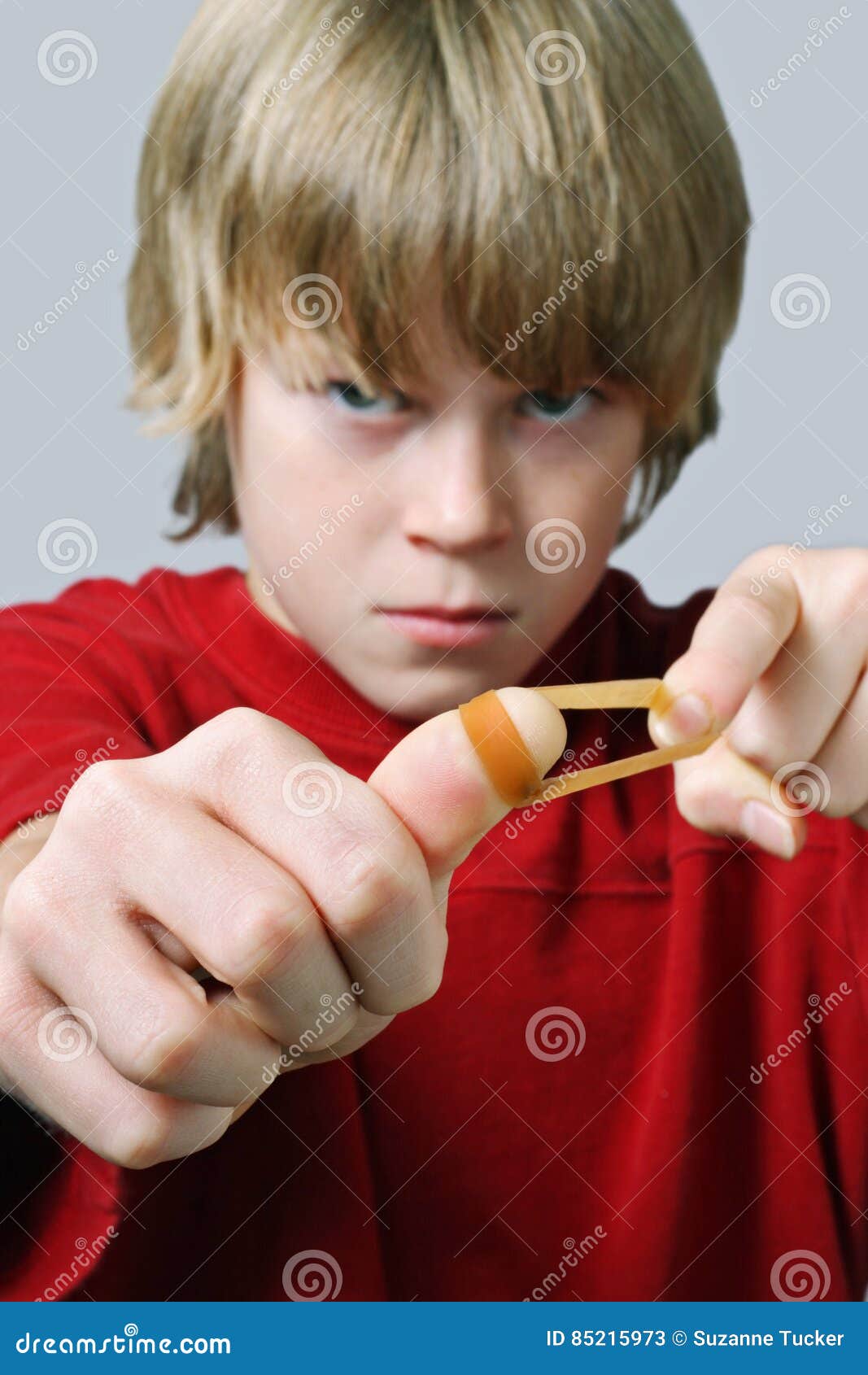 kwaadheid de vrije loop geven Steil hervorming Angry Boy Aiming a Rubber Band Stock Image - Image of delinquent, gaze:  85215973