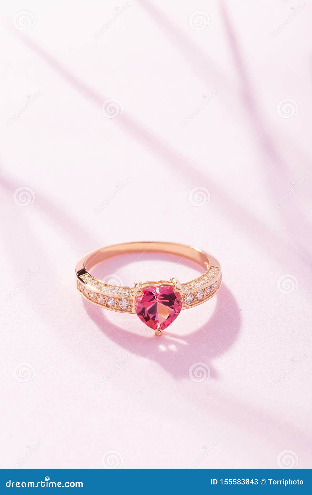 Ciego insalubre Cabecear Anillo De Compromiso De Oro Con La Piedra Preciosa En Forma De Corazón  Rosada Imagen de archivo - Imagen de novia, diamante: 155583843