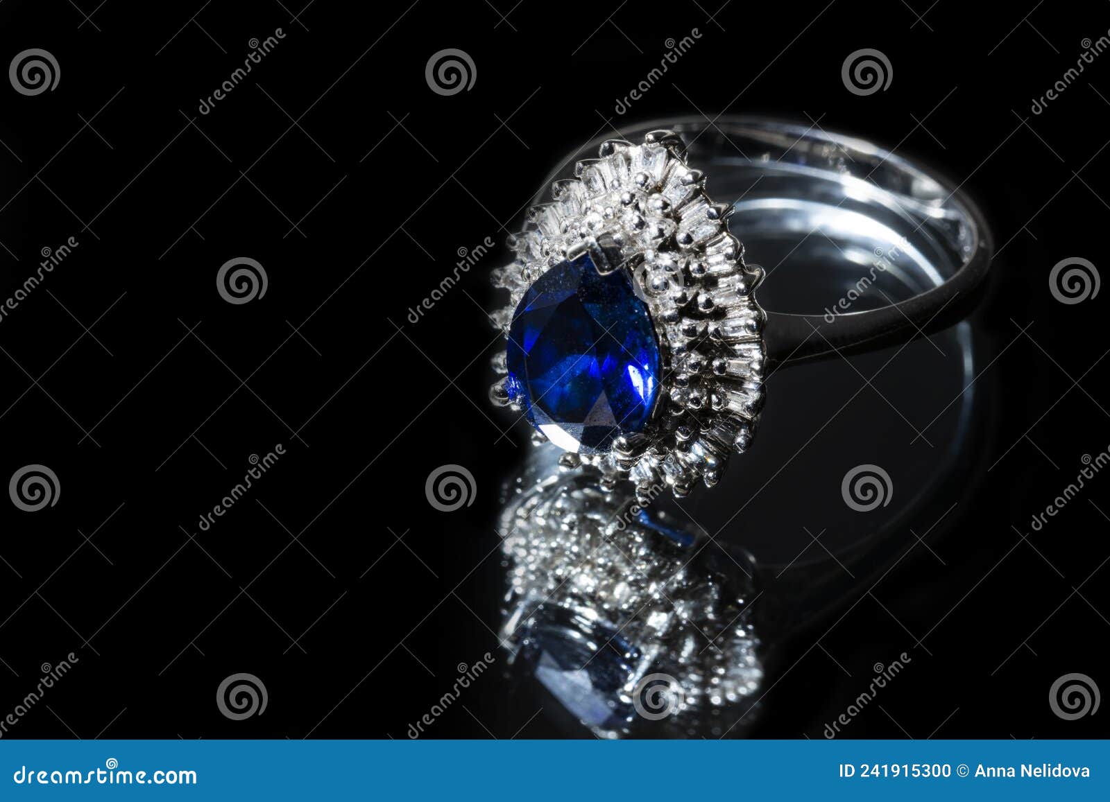 Anillo De Oro De Joyería Con Un Gran Zafiro Azul Y Diamantes En Un Fondo  Negro Con Reflexión Foto de archivo - Imagen de corte, fondo: 241915300