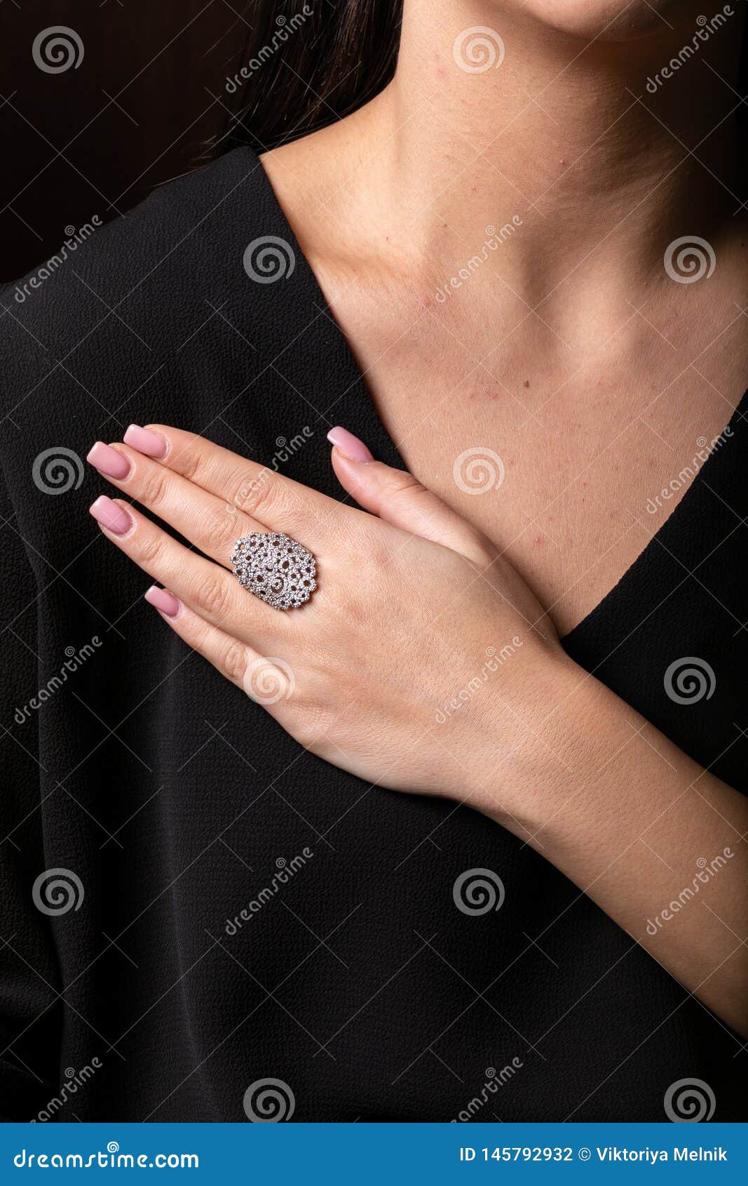 Anillo De Plata Para Mujer Con Las Piedras, Porciones De Círculos En El  Finger, En Un Fondo Negro Foto de archivo - Imagen de objeto, piedras:  145792932