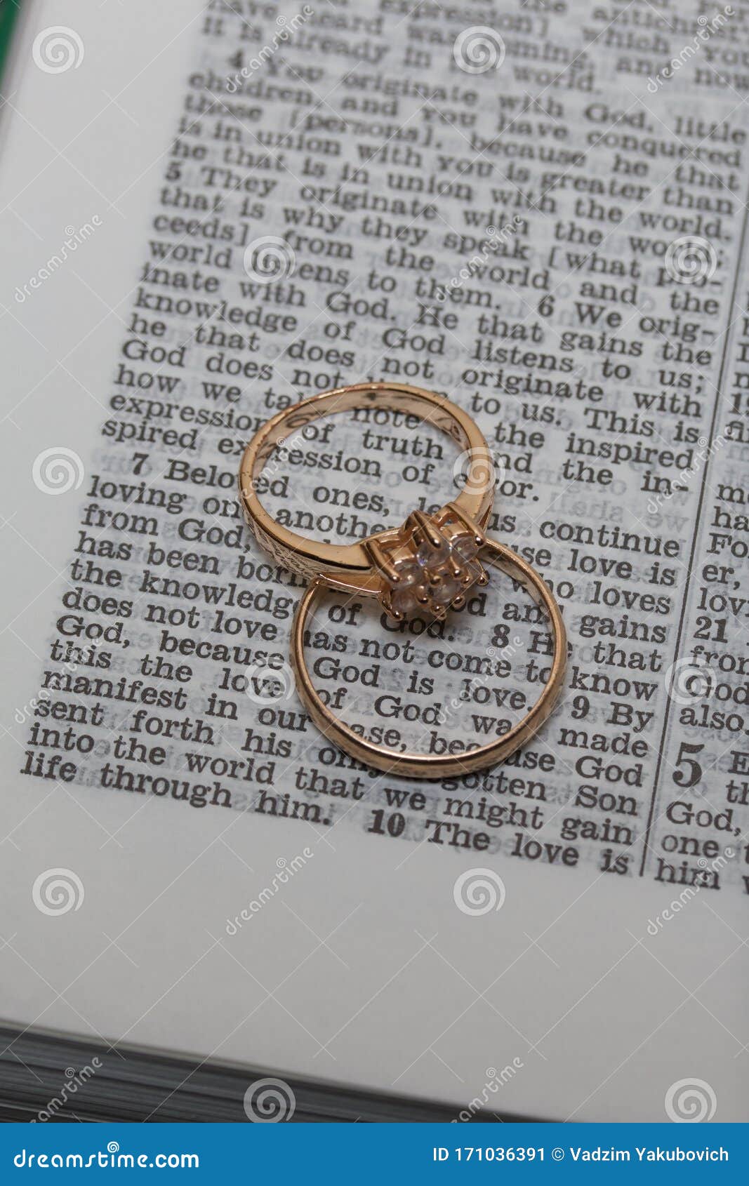 Anillos De Boda Yacen En La Página De Una Biblia Abierta En El Centro Del  Anillo La Frase Es Visible: Dios Es Amor Imagen de archivo - Imagen de  anillos, anillo: 171036391