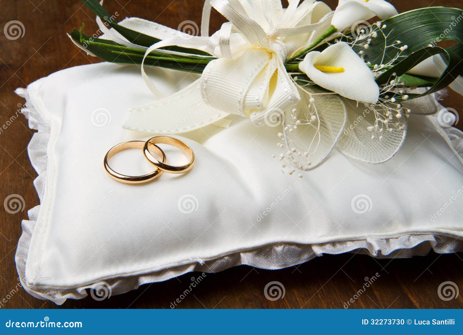 Anillos De Bodas Con Ramo De La Cala Foto de archivo - joya, amor: 32273730