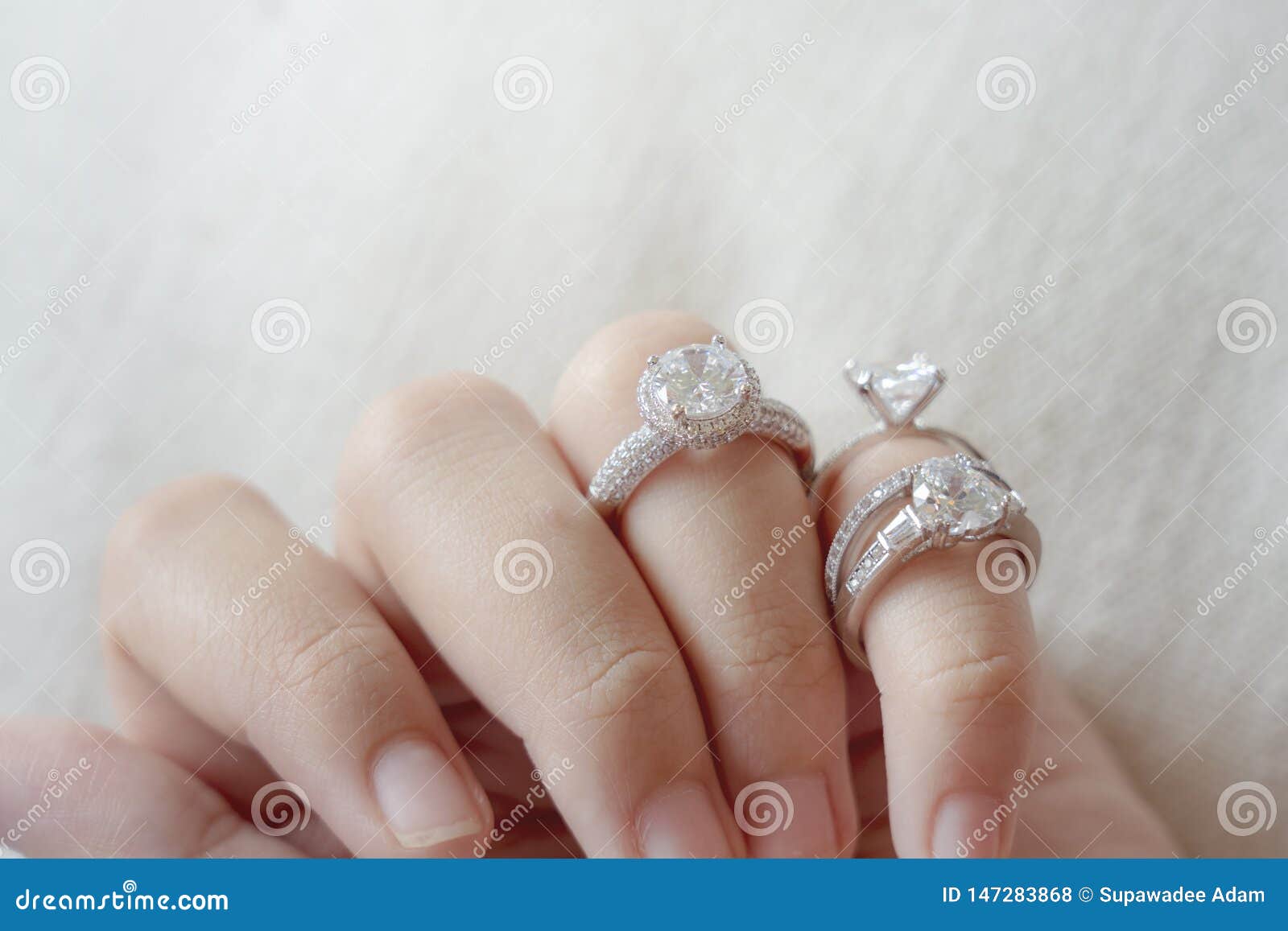 https://thumbs.dreamstime.com/z/anillos-de-diamante-sobre-el-amor-la-mujer-y-un-elegante-concepto-anillo-oro-blanco-boda-147283868.jpg