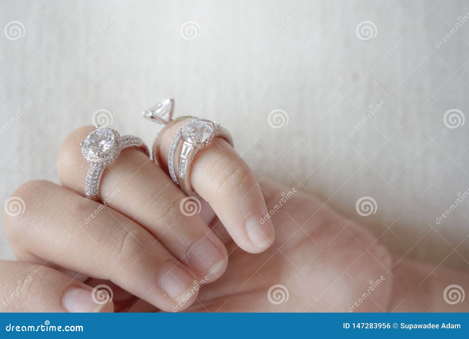 Anillos De Diamante Sobre El Amor De La Mujer Y Un Elegante