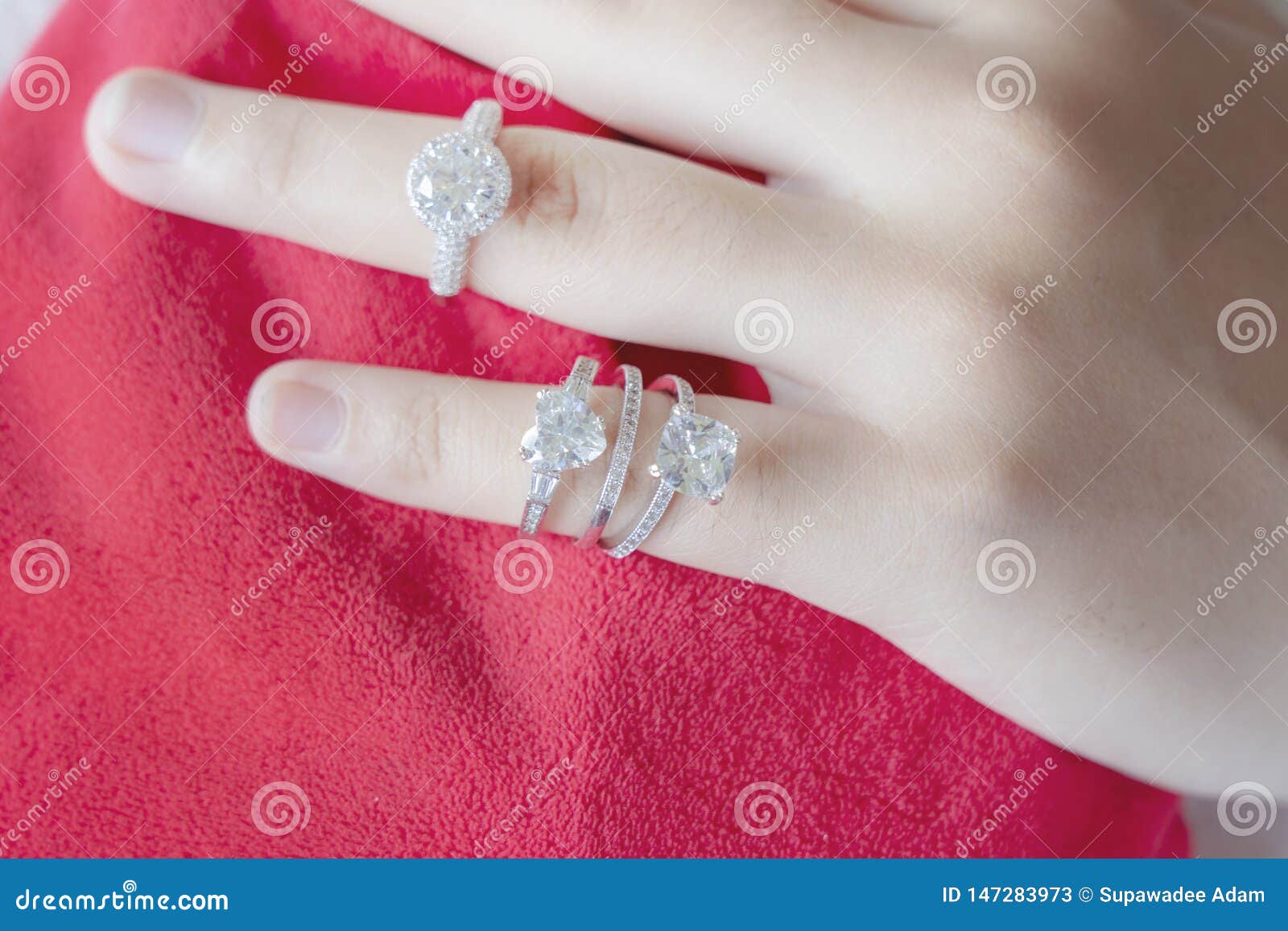 https://thumbs.dreamstime.com/z/anillos-de-diamante-sobre-el-amor-la-mujer-y-un-elegante-concepto-anillo-oro-blanco-boda-147283973.jpg