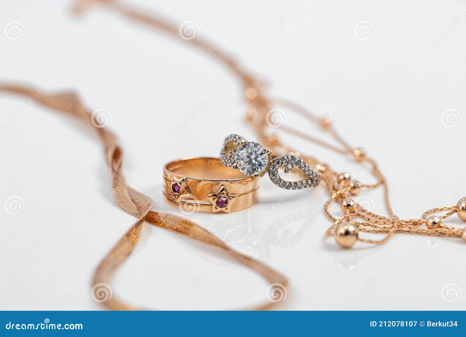 Anillos Oro Para Mujer Y Cadenas De Diferentes Formas Imagen archivo - Imagen de encadenamientos, 212078107