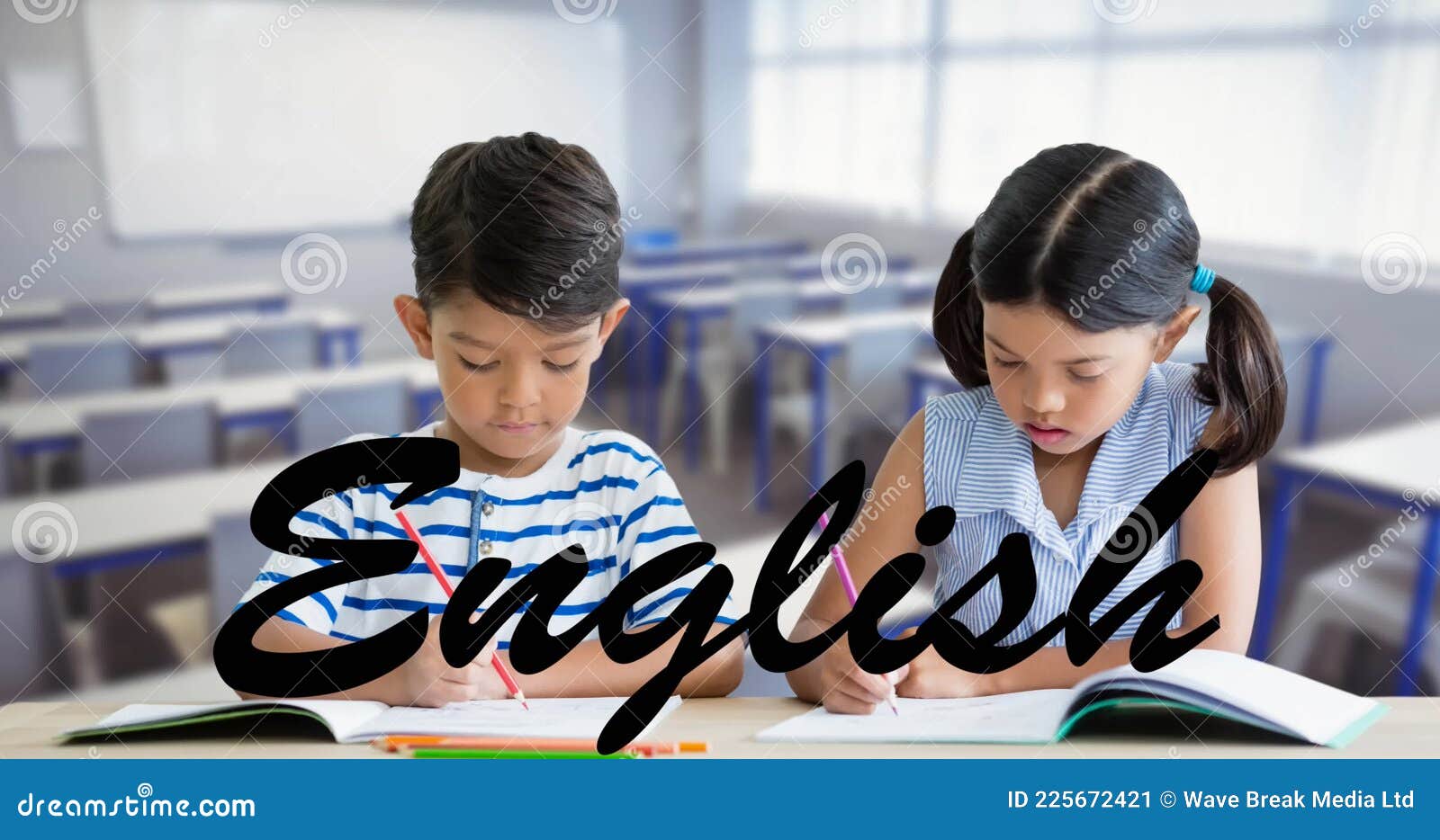 Crianças em sala de aula tendo aula de inglês