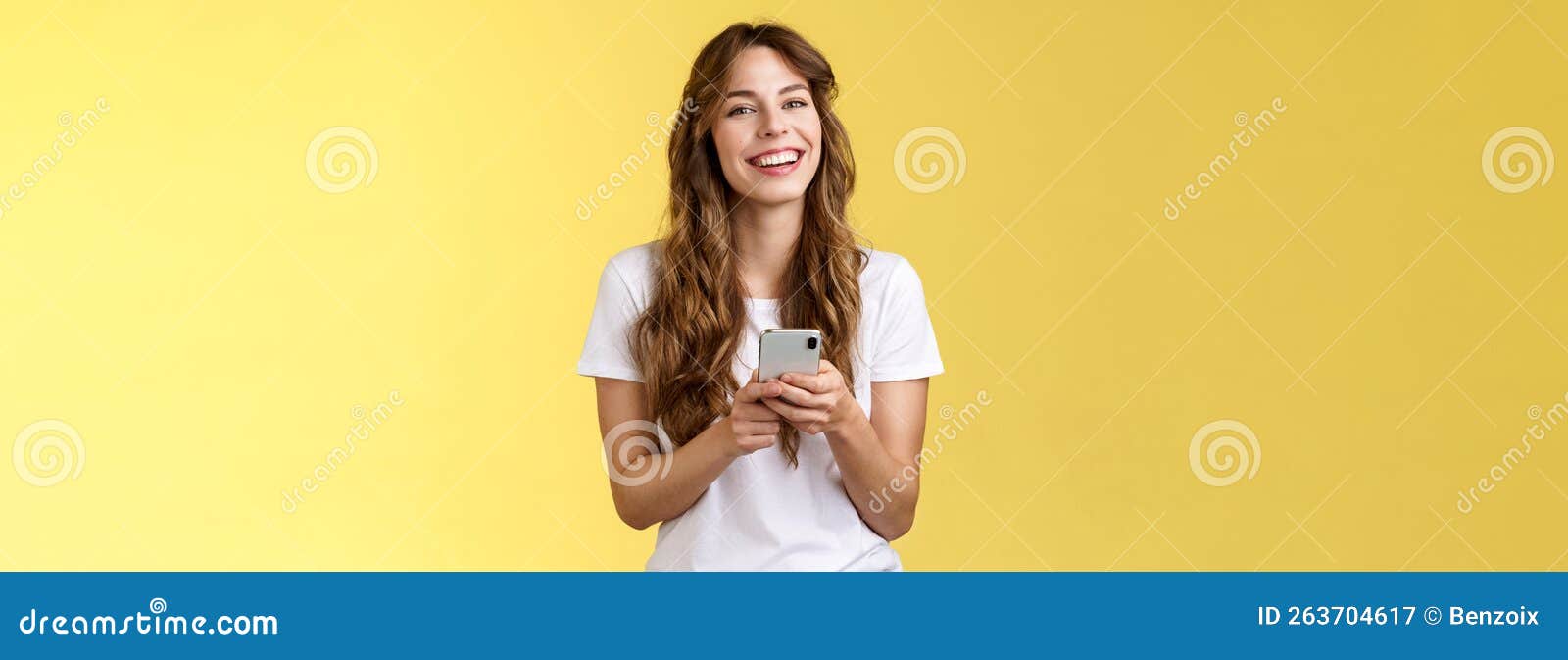 Amigos animados usando smartphone jogando jogo para celular