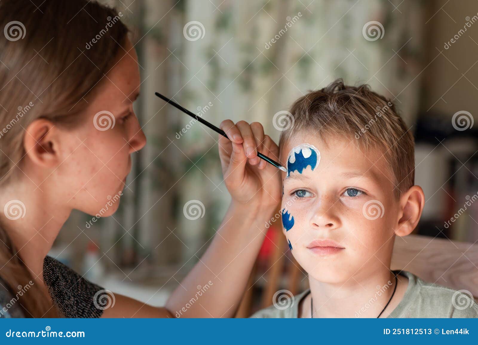 Animador Infantil Artistas De Mão Desenha Pintura Facial Para Garotinho.  Criança Com Pintura Facial Engraçada. Pintor Faz Máscara Imagem de Stock -  Imagem de artwork, cara: 251812513