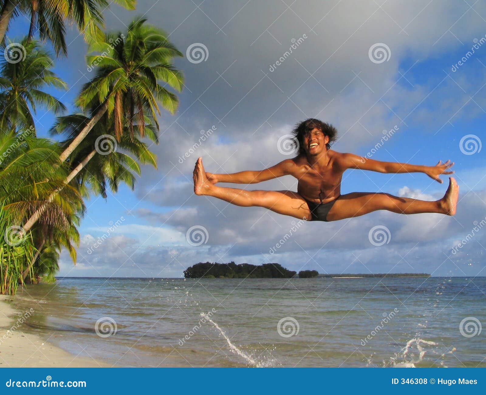 Animar-baile asiático del muchacho en la playa tropical. La ejecución asiática del muchacho animar-baila salto en una playa tropical prístina.