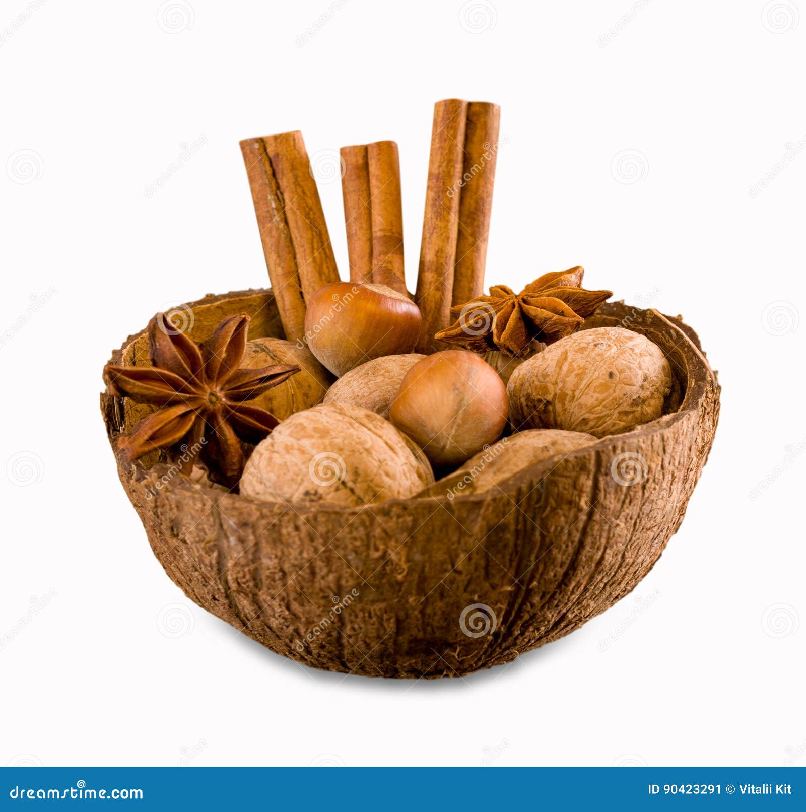 Anis De Noix, De Noisettes, De Cannelle Et D'étoile Dans Une Coquille De  Noix De Coco Image stock - Image du isolement, sain: 90423291