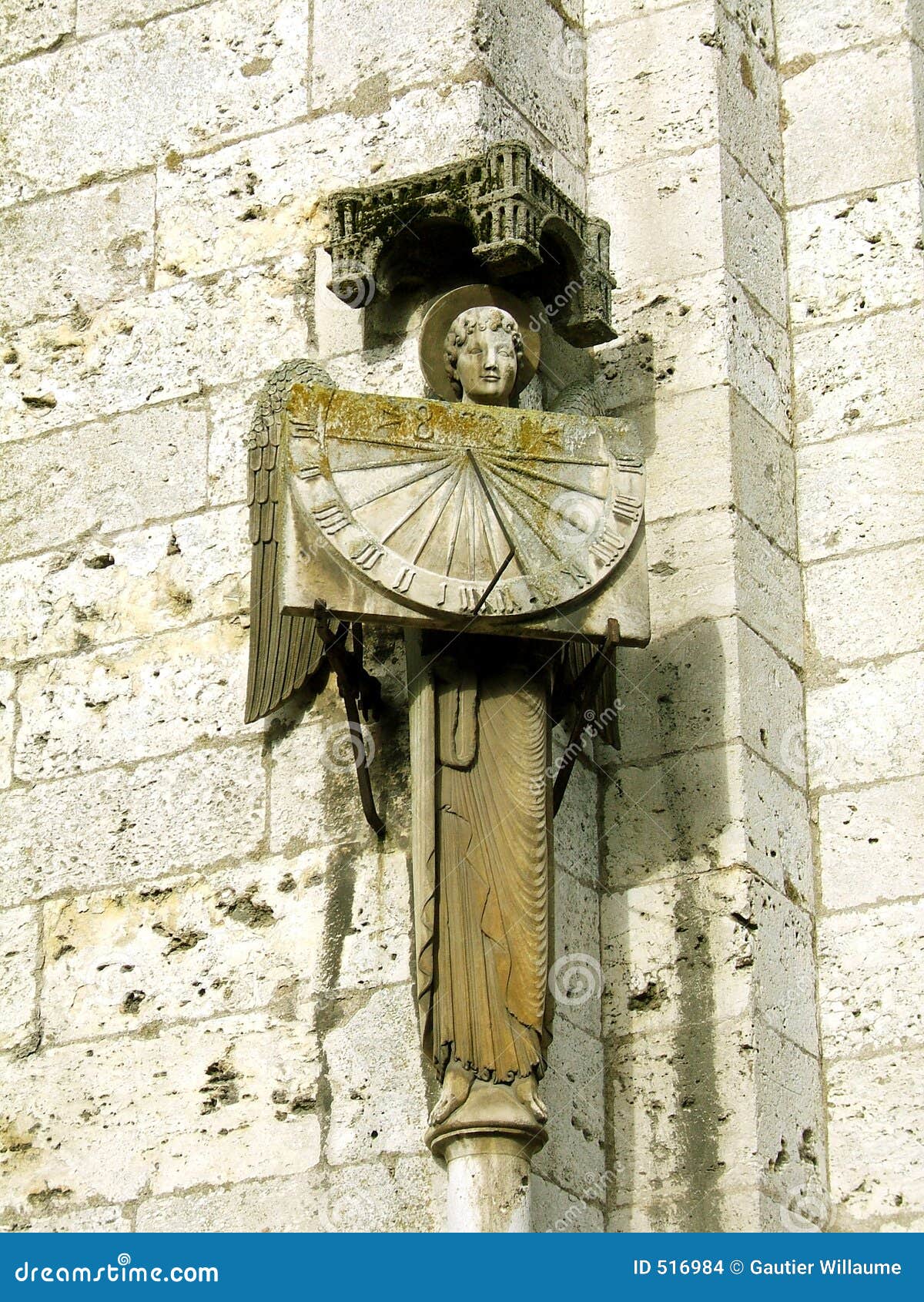 Escultura medieval do anjo na catedral de Chartres em France