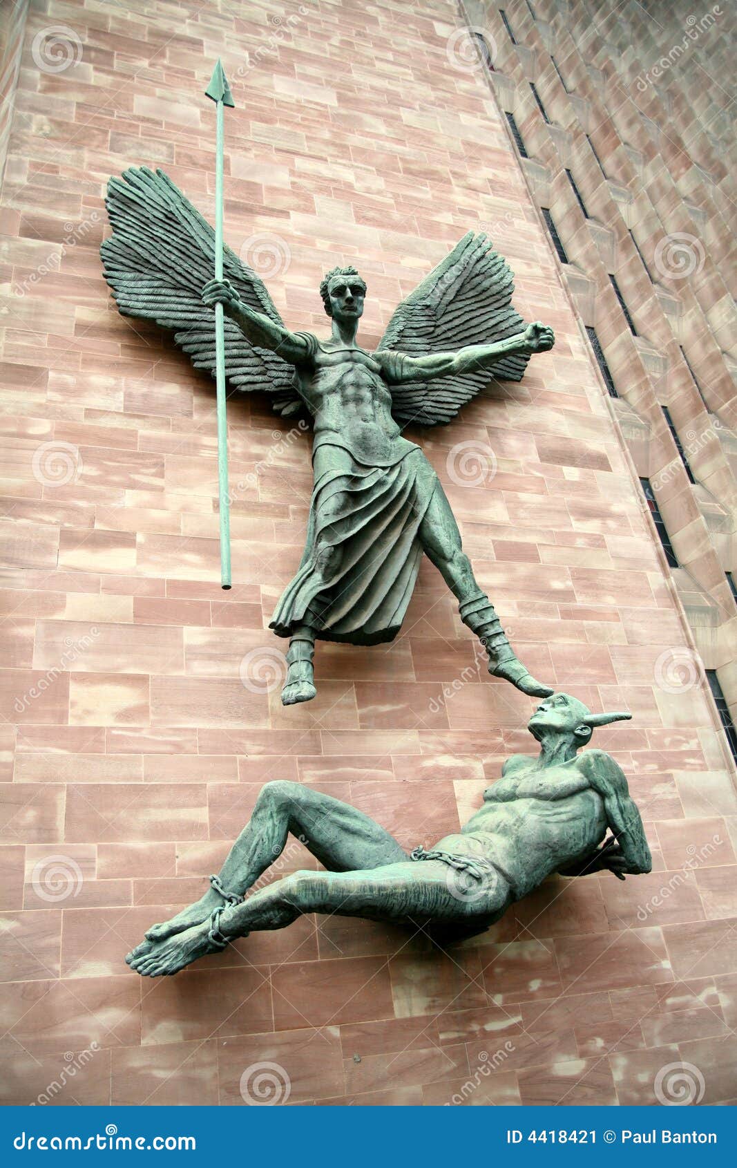 Anjo Miguel contra Lúcifer imagem de stock. Imagem de inferno - 4418421, image size:1067x1690