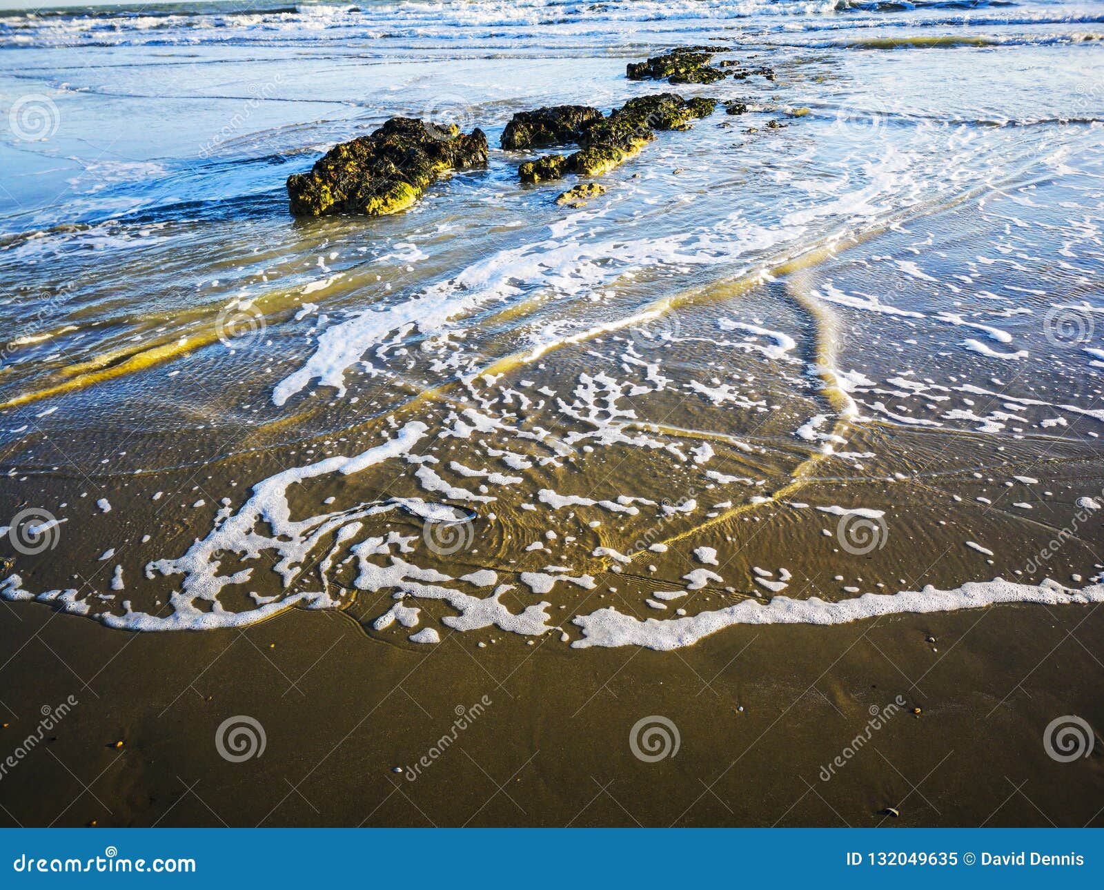 Ankommende Gezeiten 2. Die leichten ankommenden Gezeiten bei Bexhill in East Sussex, England Der Ärmelkanal zwischen England und Frankreich hat zwei große Gezeiten ein Tag