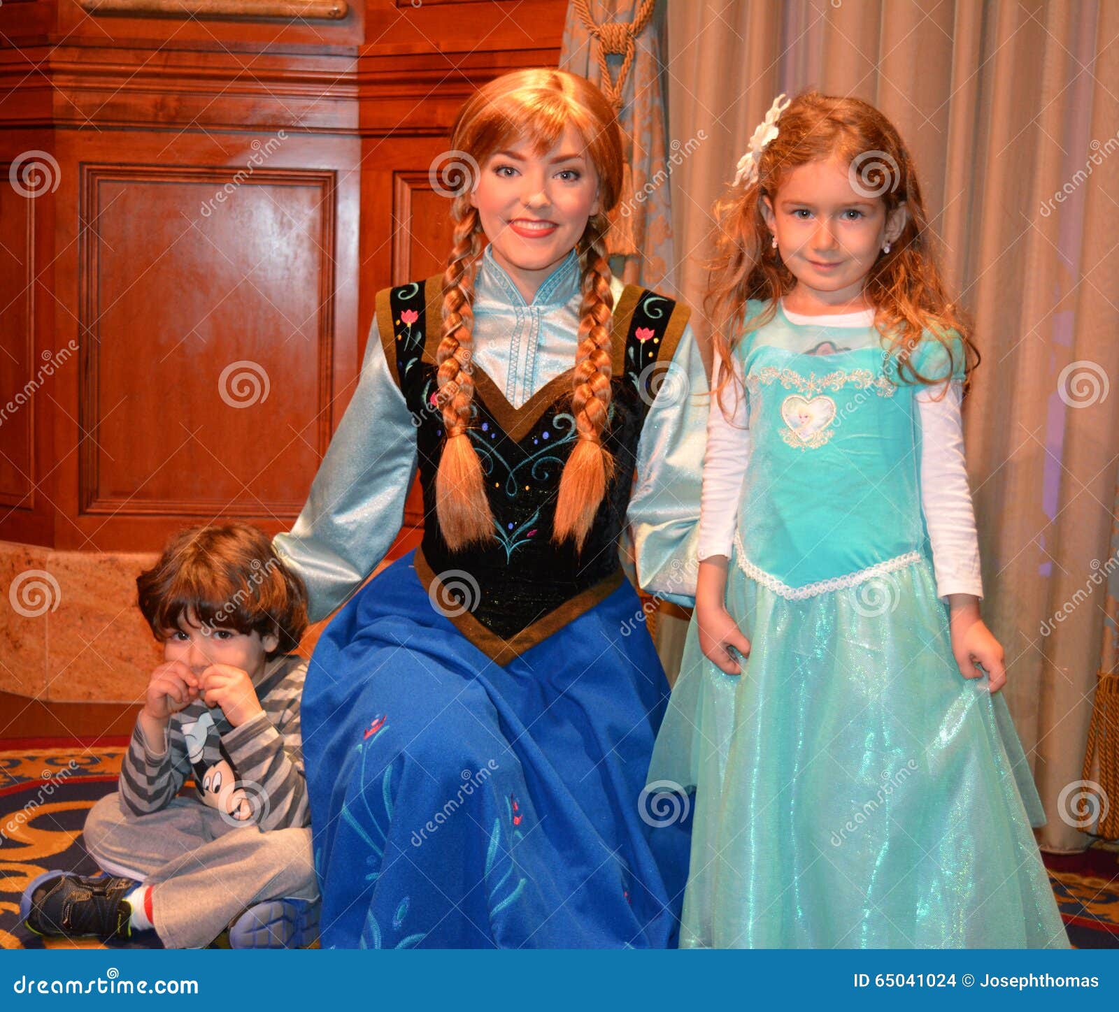 Princess Elsa and Anna from Frozen 2 Magical Journey. this Event is a  Promotion for New Disney Blockbuster Movie Editorial Image - Image of  dress, castle: 164197410