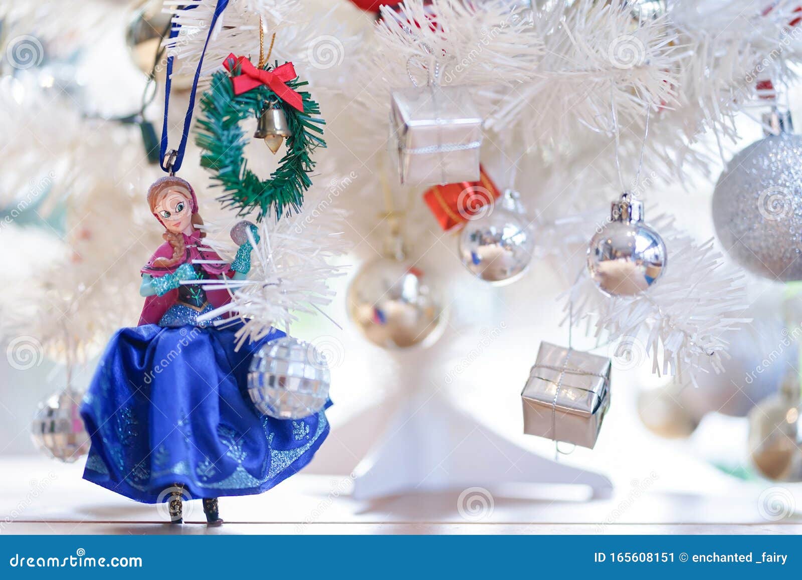 Anna, Personaje De La Película Frozen 2013 , Está Decorando El árbol De Navidad Anna Es Foto editorial - Imagen de alineada, caracteres: 165608151 Anna, Personaje De La Película Frozen 2013 , Está Decorando El árbol De Navidad Anna Es Foto editorial - Imagen de alineada, caracteres: 165608151