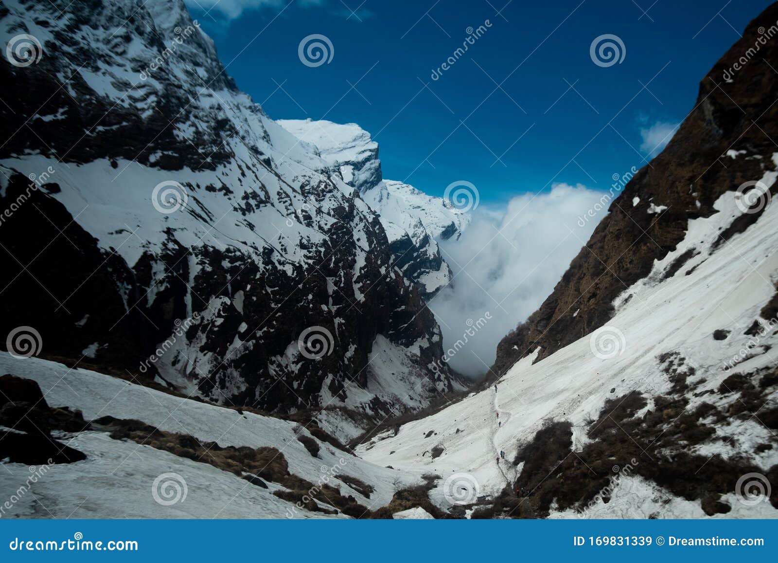 annapurna base camp valley filled with fog