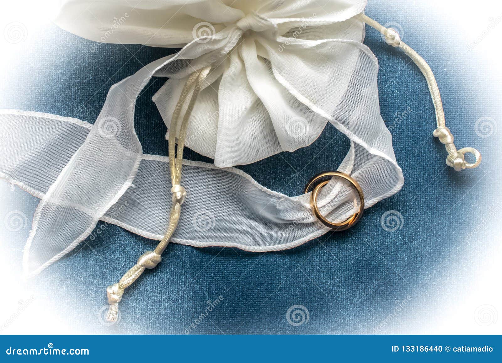 Anneaux De Mariage Avec Le Ruban Blanc Photo stock - Image du