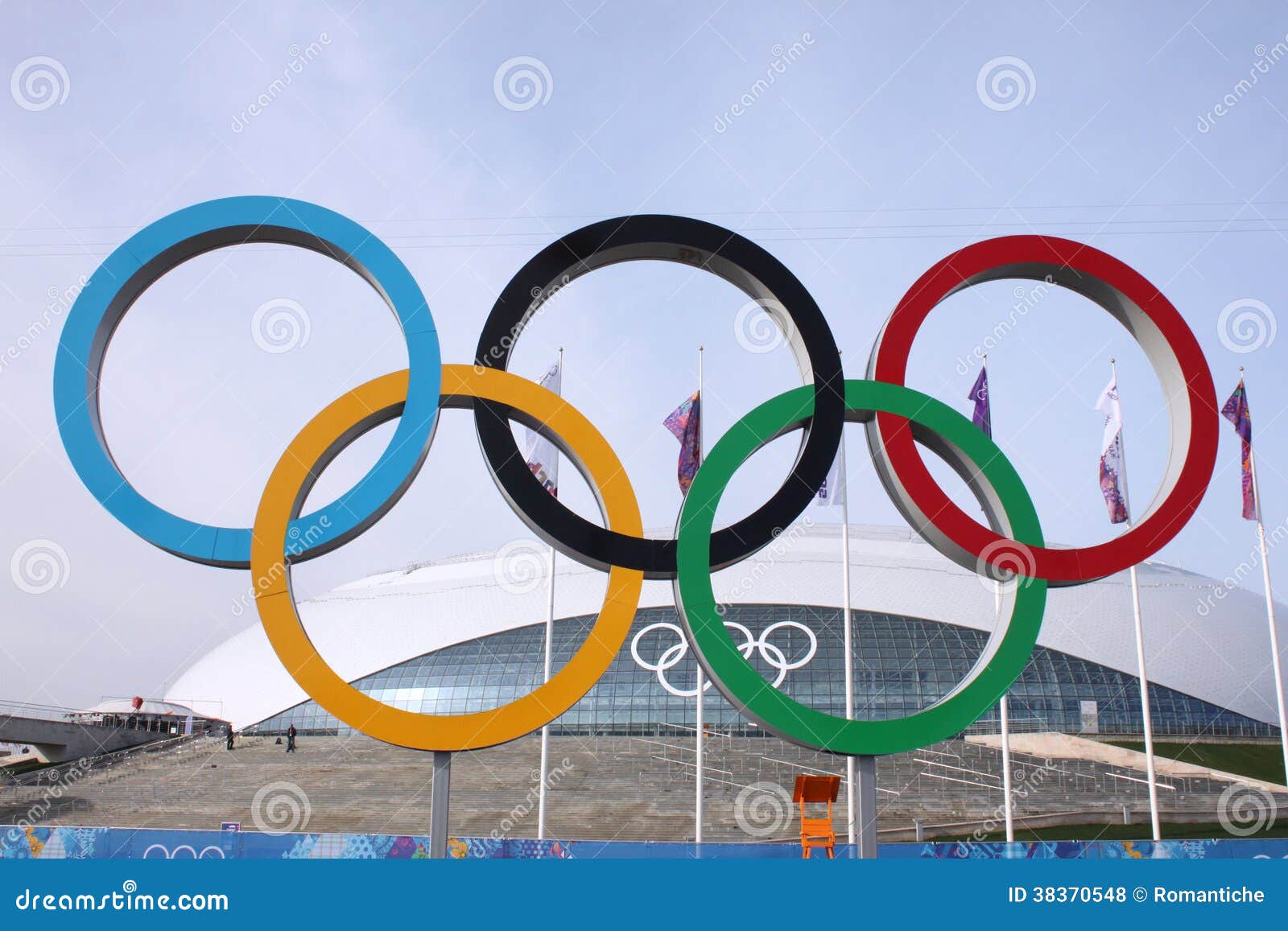 Anneaux Olympiques Devant Le Dôme Bolshoy De Glace Photo stock