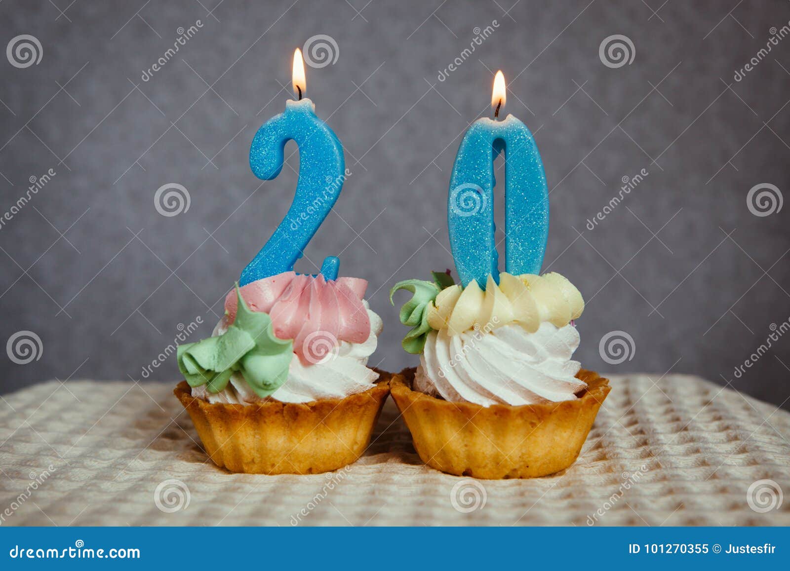 Anniversaire D'anniversaire 20 Ans Avec Le Gâteau Et Les Bougies Bleues  Image stock - Image du heureux, fête: 101270355