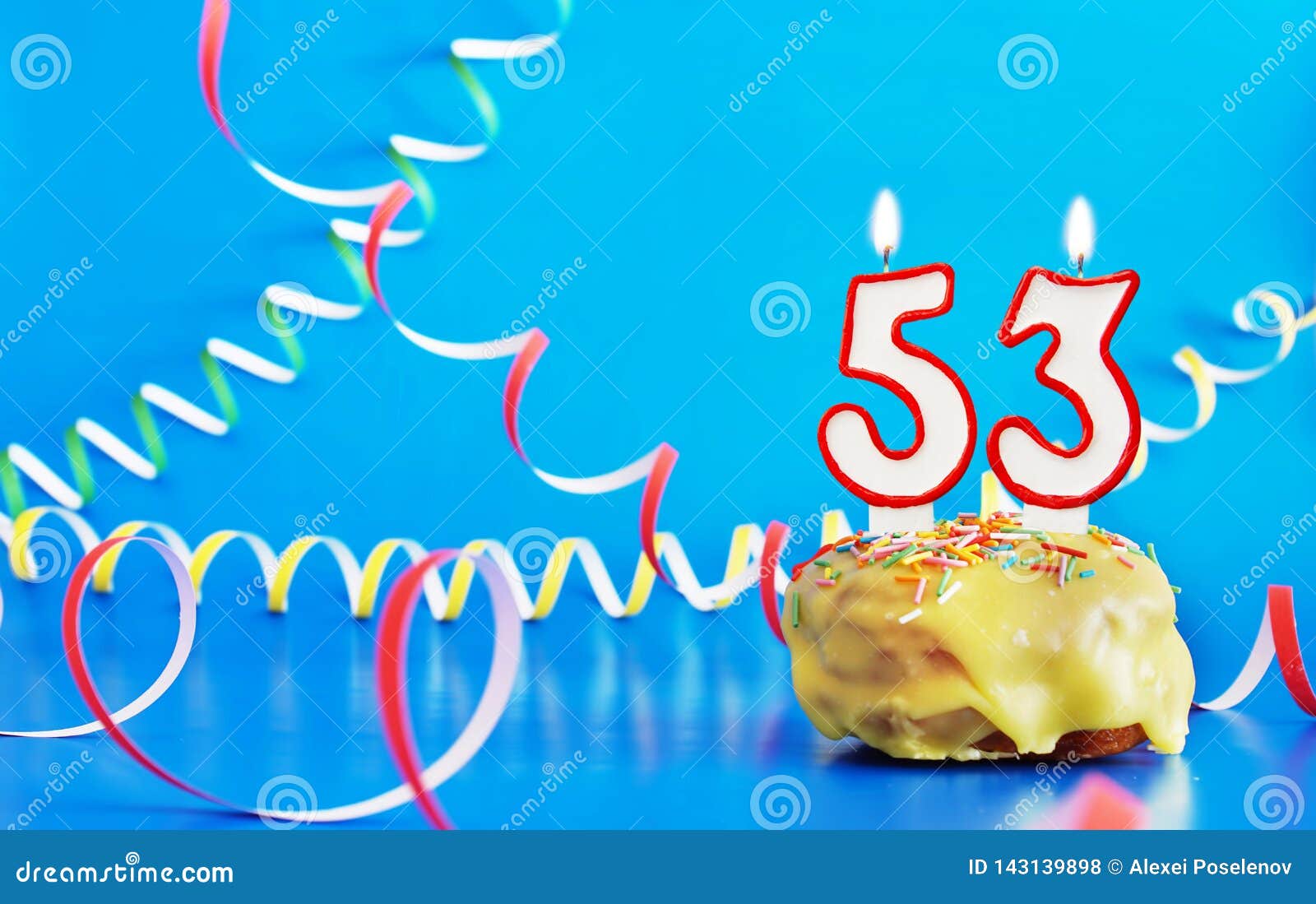 Anniversaire De Cinquante Trois Ans Petit Gateau Avec La Bougie Brulante Blanche Sous Forme De Numero 53 Photo Stock Image Du Horizontal Cinquante