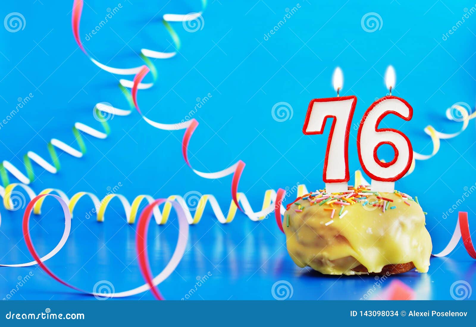 Anniversaire De Soixante Seize Ans Petit Gateau Avec La Bougie Brulante Blanche Sous Forme De Numero 76 Photo Stock Image Du Salutation Festif