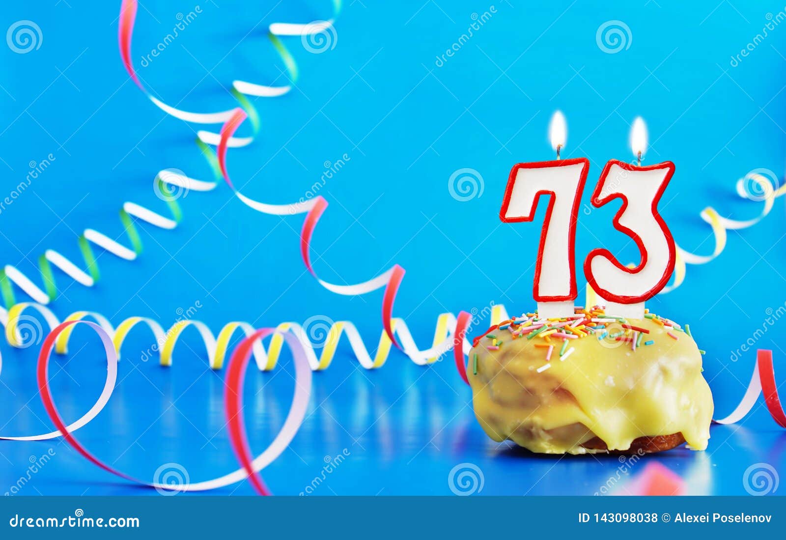 Anniversaire De Soixante Treize Ans Petit Gateau Avec La Bougie Brulante Blanche Sous Forme De Numero 73 Photo Stock Image Du Brulante Soixante Anniversaire De Soixante Treize Ans Petit Gateau Avec La Bougie Brulante Blanche Sous Forme De Numero 73 Photo Stock Image Du Brulante Soixante