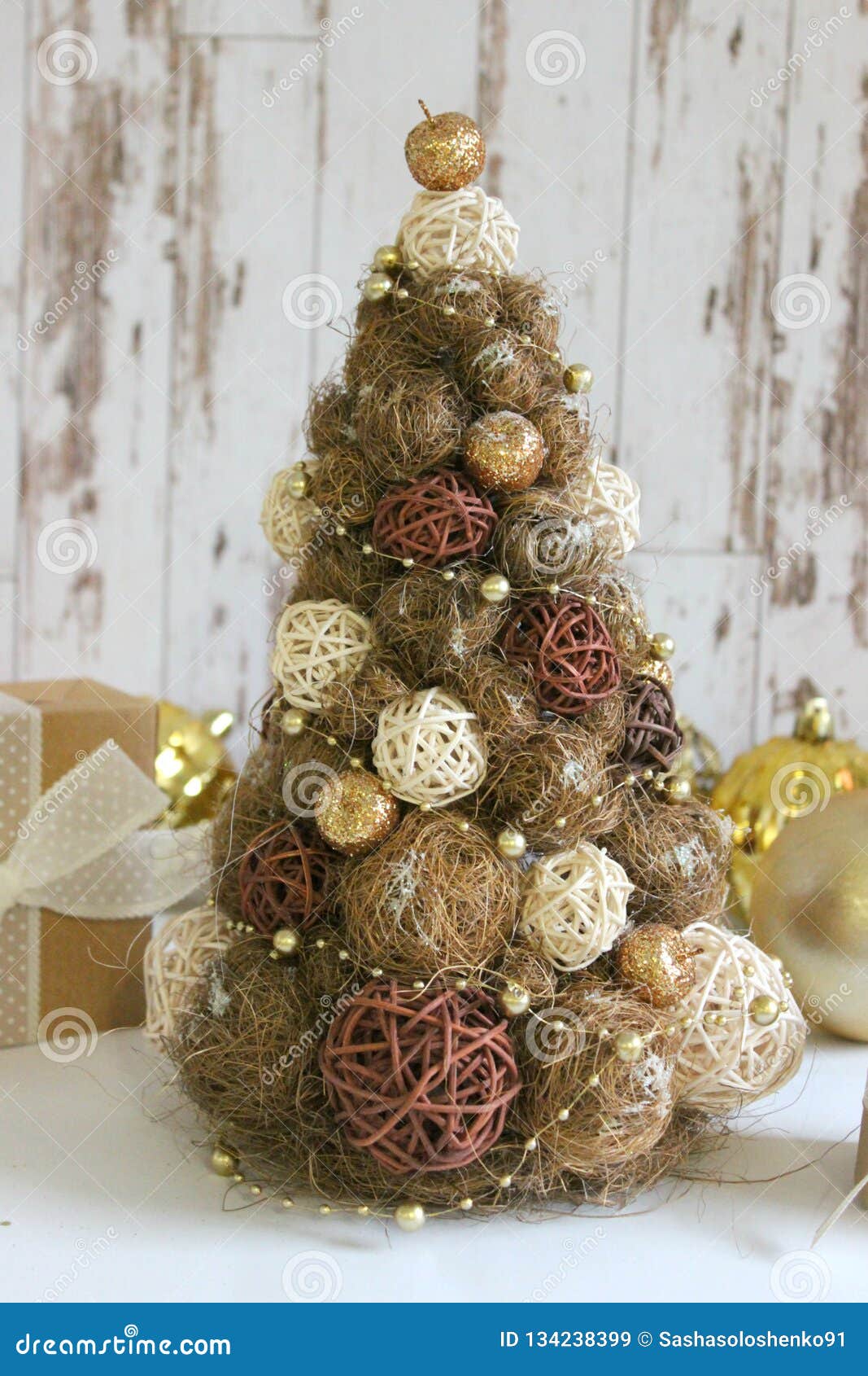 Ano Novo, Fundo Do Natal, Estilo Rústico Árvore De Natal Festiva No Ouro Nas Caixas De Madeira Brancas Do Fundo E Do Ofício Amarr Imagem de Stock - Imagem de quadro, divertimento: Ano Novo, Fundo Do Natal, Estilo Rústico Árvore De Natal Festiva No Ouro Nas Caixas De Madeira Brancas Do Fundo E Do Ofício Amarr Imagem de Stock - Imagem de quadro, divertimento: