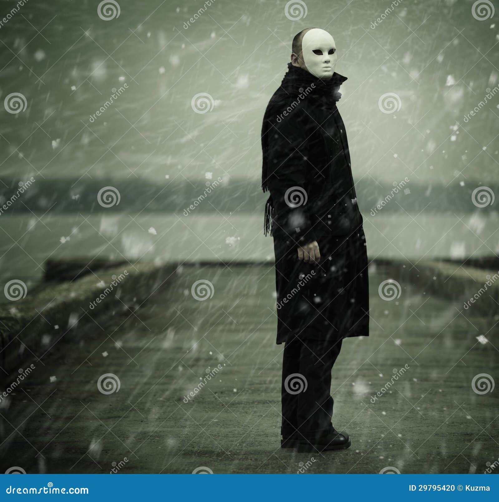Mann mit weißer Maske. Anonymitätskonzept, bemannen nahe dem Fluss und dem Schnee f/x