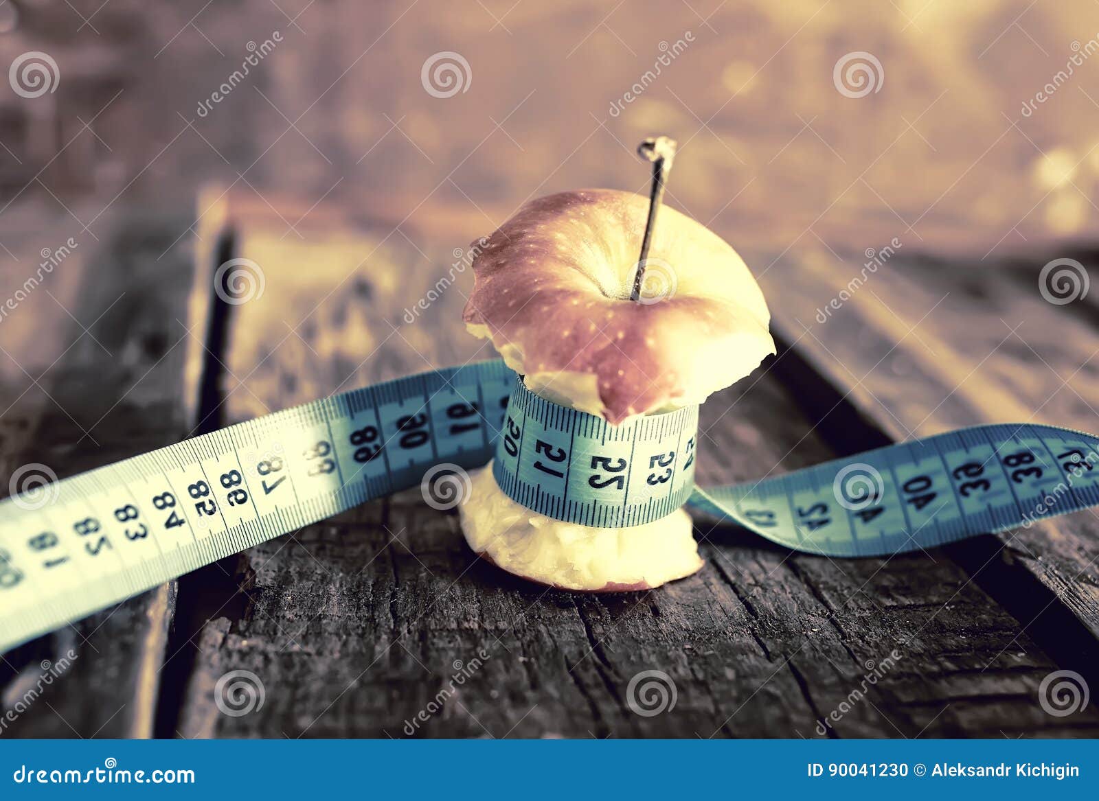Anorexia chudości pomiarowy jabłko. Świeże fragrant i soczyste owoc na drewnianym tło wizerunku zdrowa dieta