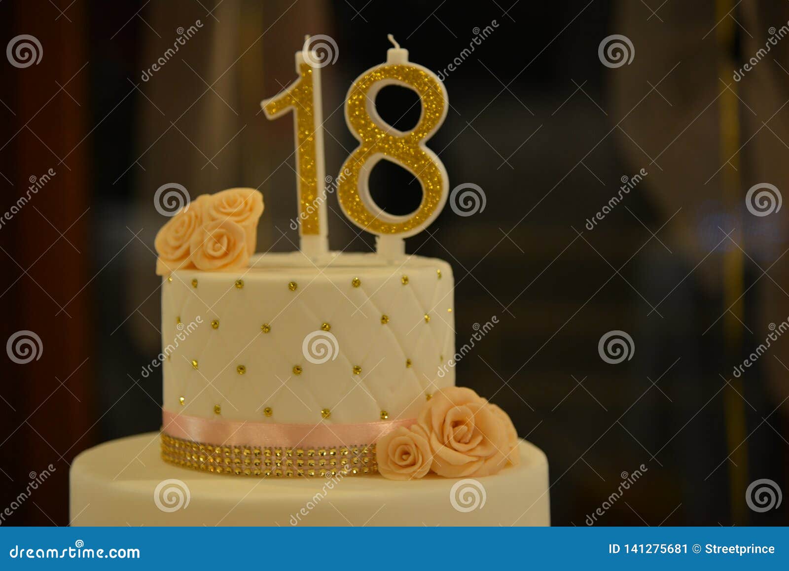 18 ANOS DE BOLO DE ANIVERSÁRIO Imagem de Stock - Imagem de florescer, flor:  141275681