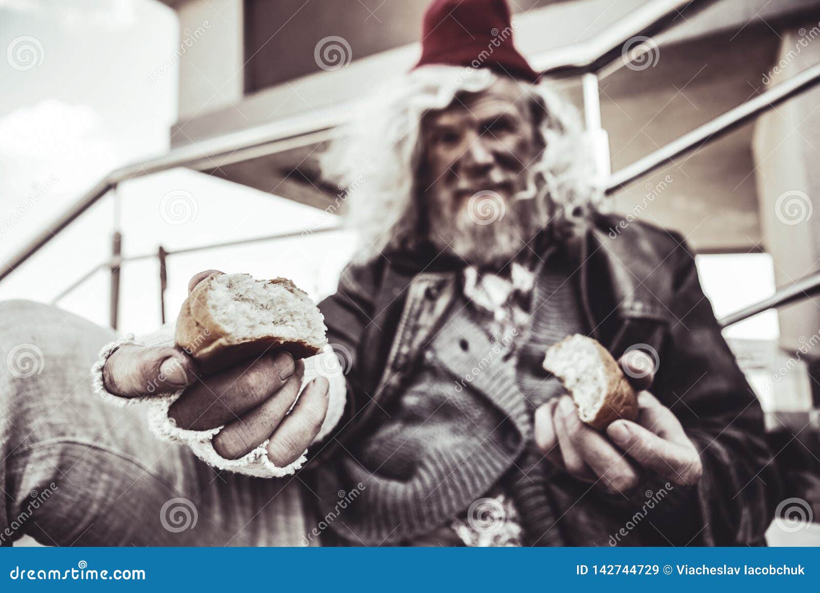 Съели бомжа. Колоритный дед. Бомж с куском хлеба. Старик и хлеб. Нищий с куском хлеба.