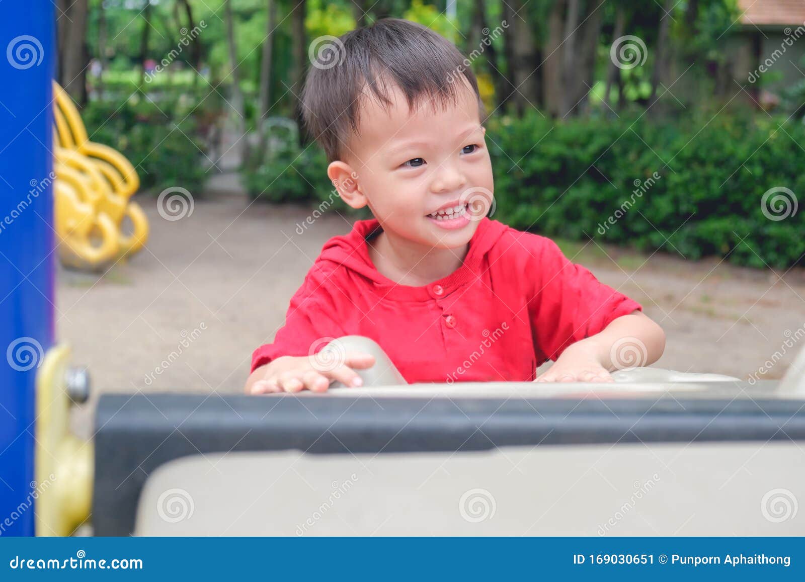 Mignon Petit Enfant Asiatique De 2 à 3 Ans Enfant Garçon S'amusant