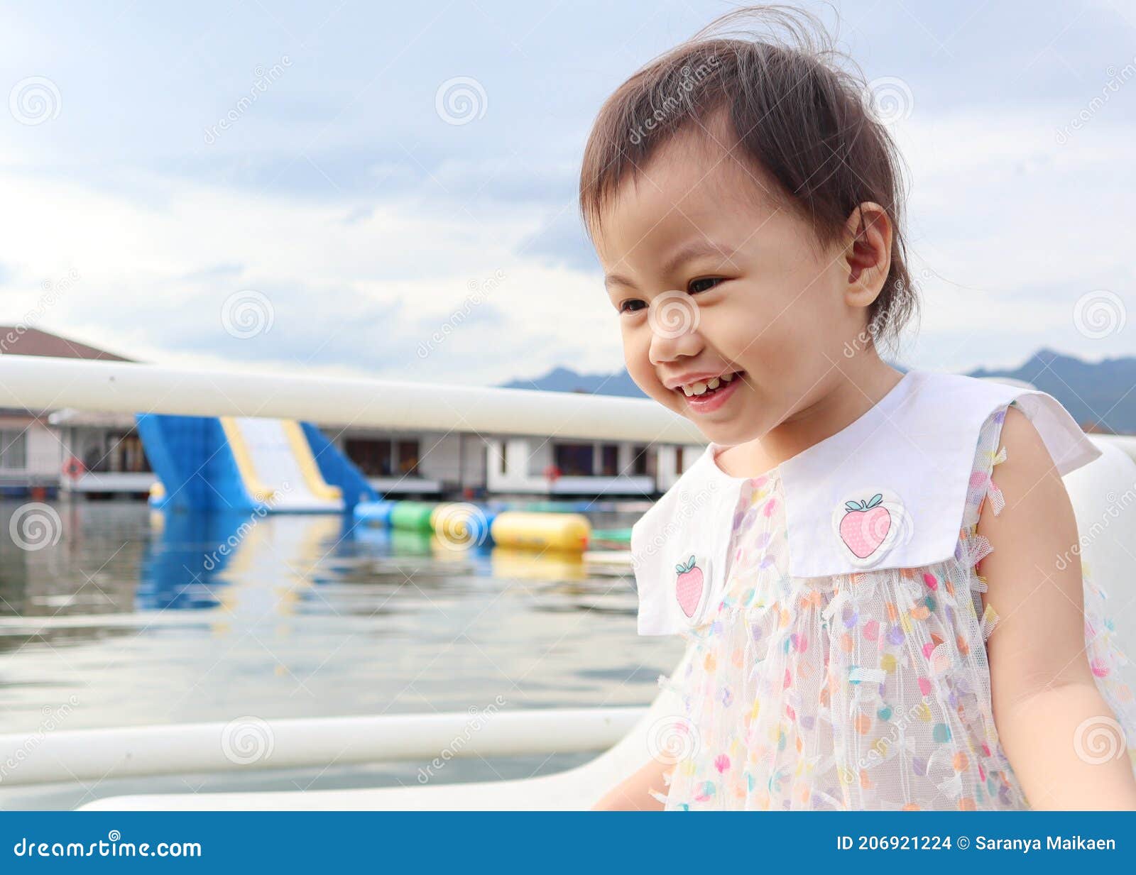 positive charmante petite fille asiatique de 4 ans, petite fille d