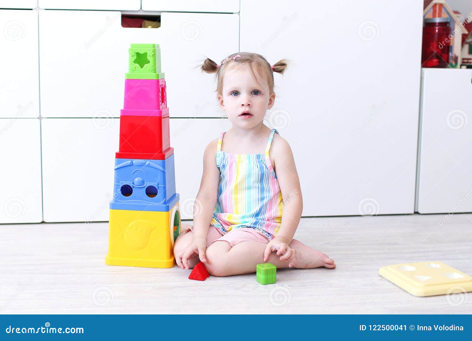 2 Ans De Fille D'enfant En Bas âge Jouant Avec Le Jouet éducatif à La  Maison Sur Image stock - Image du rassemblez, fille: 122500041