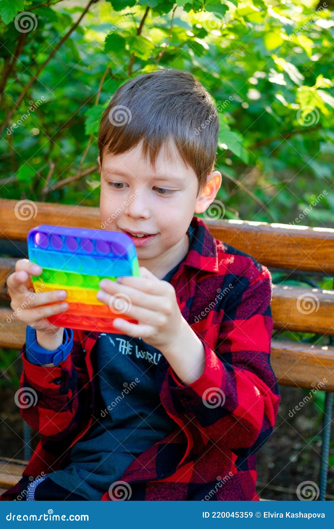 8ans Garçon Jouant Avec Popit Dans Le Parc. Enfant Heureux Avec Jouet.  Enfant Portant Des Vêtements Décontractés D'été Lumineux Image stock -  Image du lumineux, pièce: 220045359