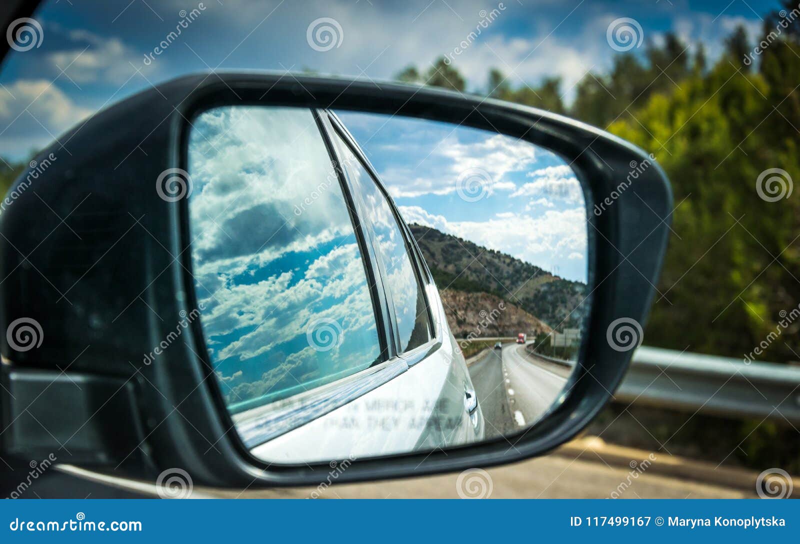 Ansicht Der Landstraße Im Seitenspiegel Des Autos Sommer-Auto-Ausflug in  Den USA Stockbild - Bild von vorbehalt, vorstadt: 117499167