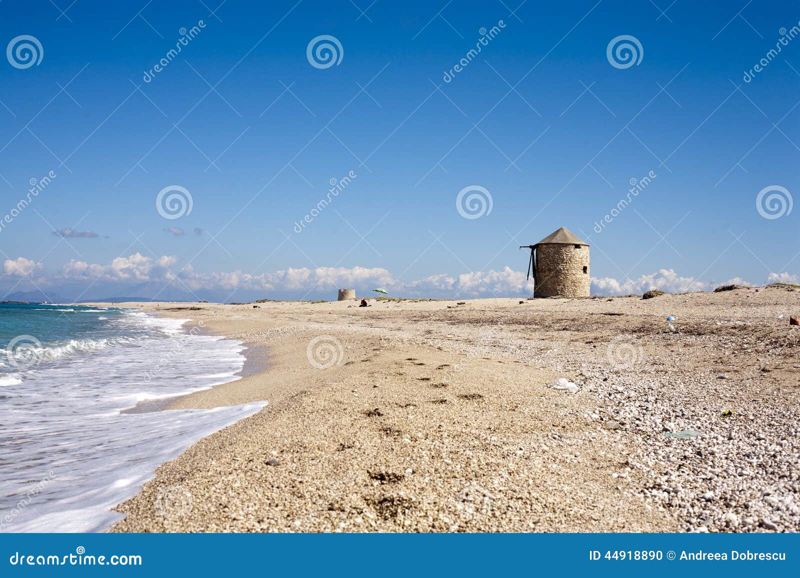 Ansicht des leeren Strandes. Leerer Strand mit Windmühle im Norden von Lefkas