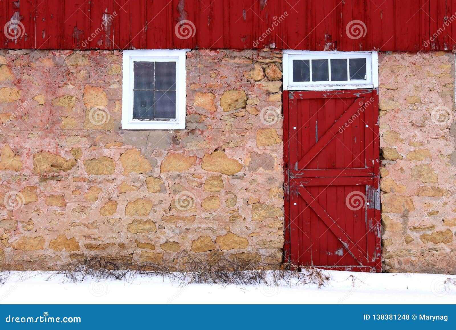Ansicht Des Verschneiten Winters Mit Roter Scheune Stockfoto - Bild von