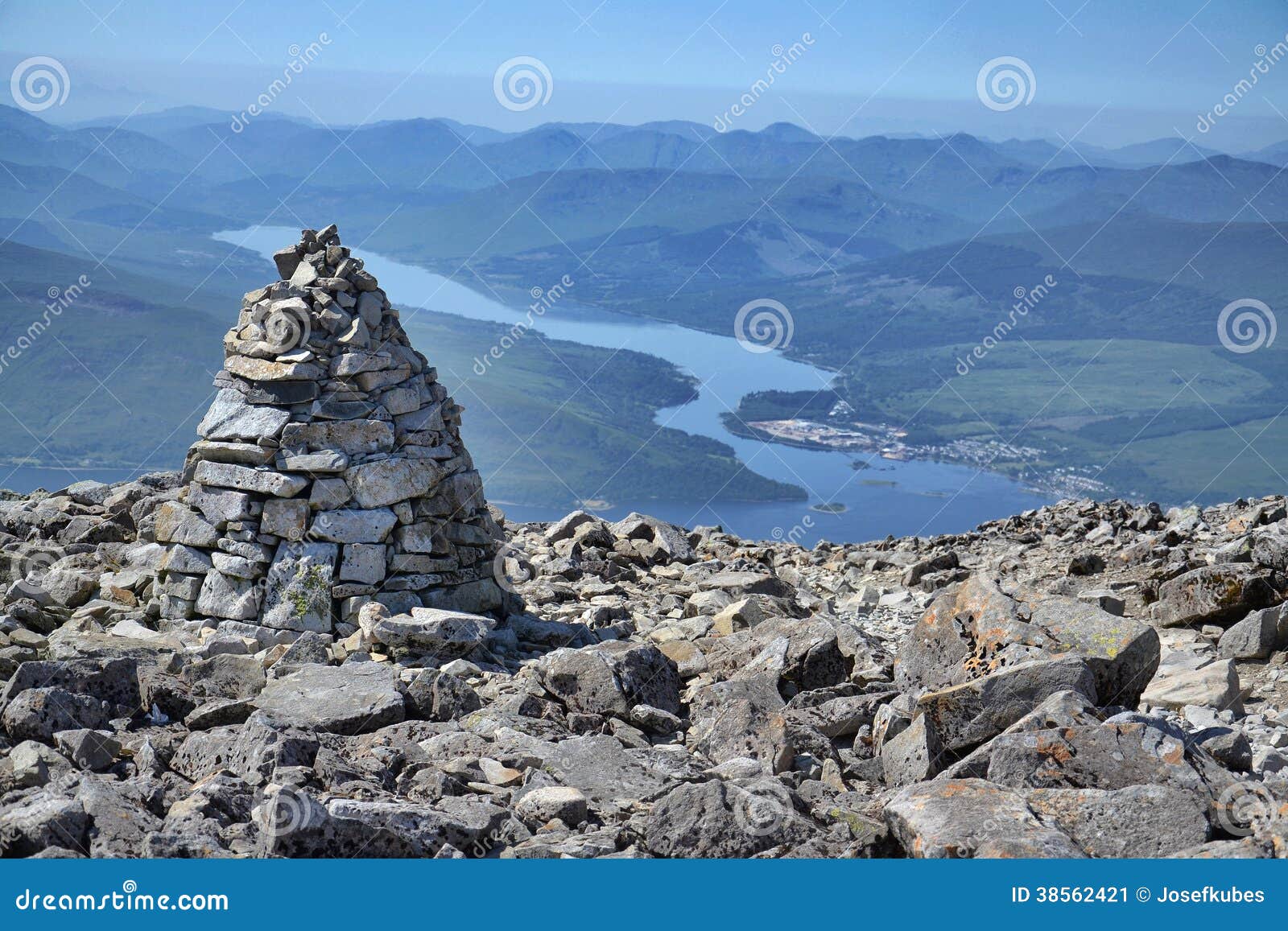 Ansicht vom Ben Nevis-Gipfel. Ben Nevis-Gipfel - der höchste Berg im Vereinigten Königreich