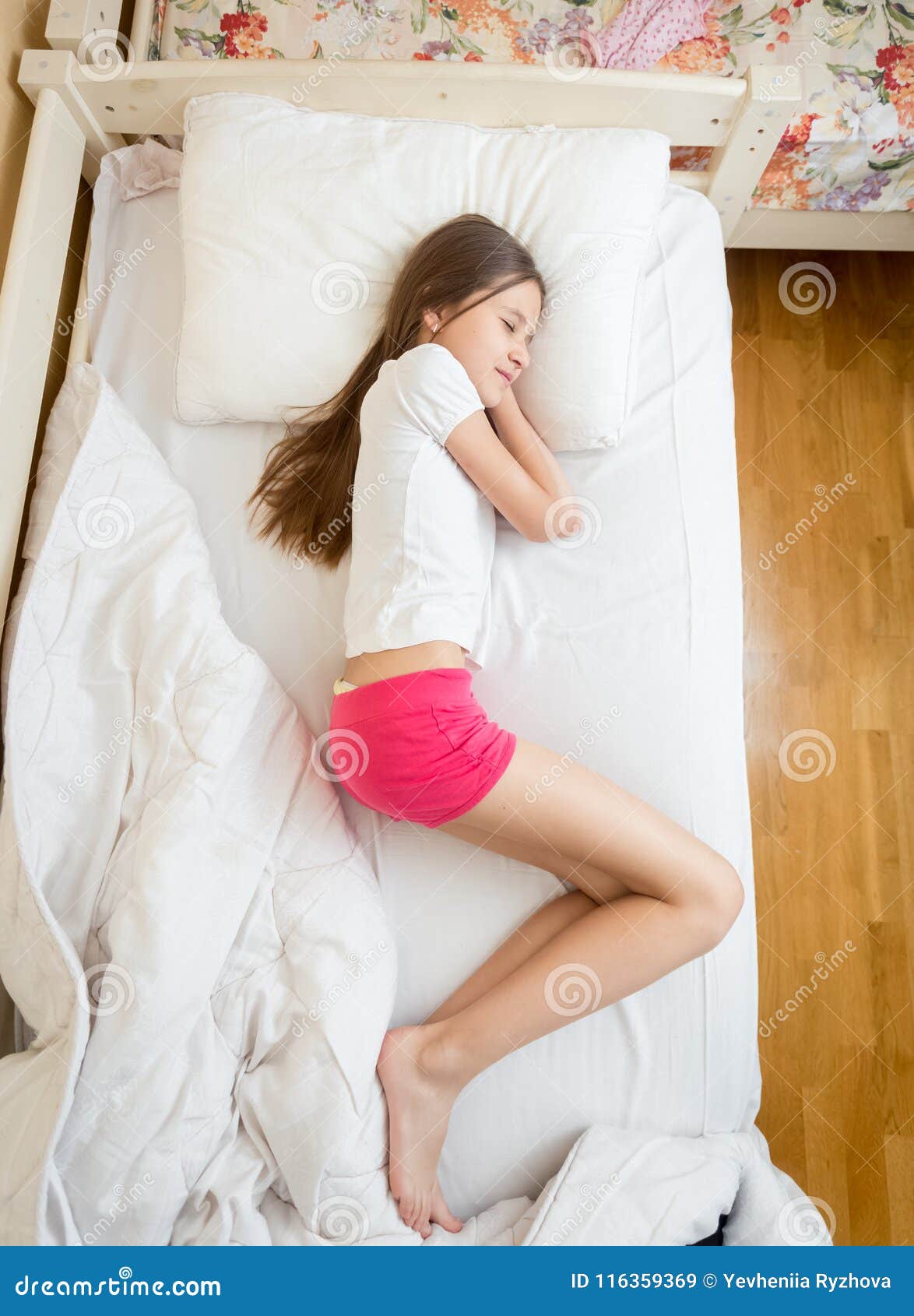 Ansicht Vom Höhepunkt Des Schönen Mädchens Im Lügencschlafen Der Pyjamas Auf Bett Stockbild 