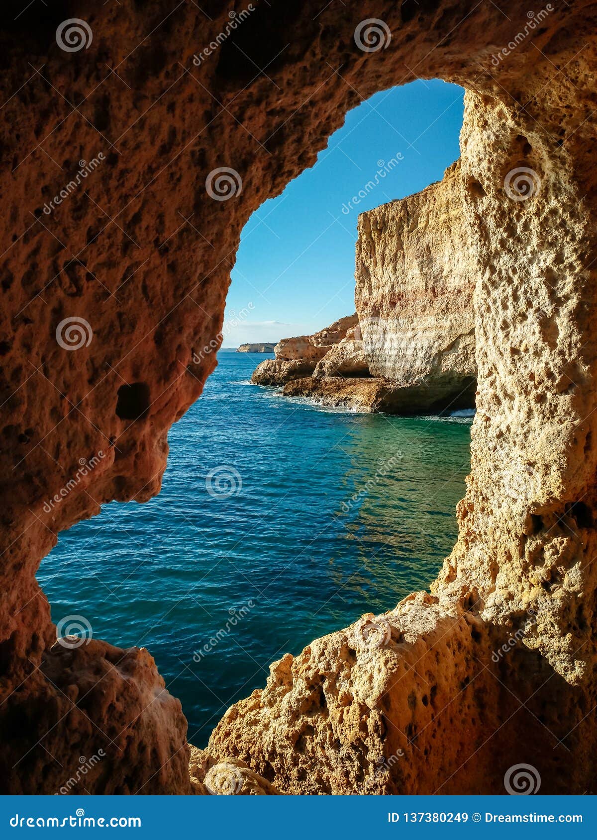 Ansicht von der Carvoeiro-Höhle. Von einer Höhle zu den Klippen von Carvoeiro schauen, Portugal