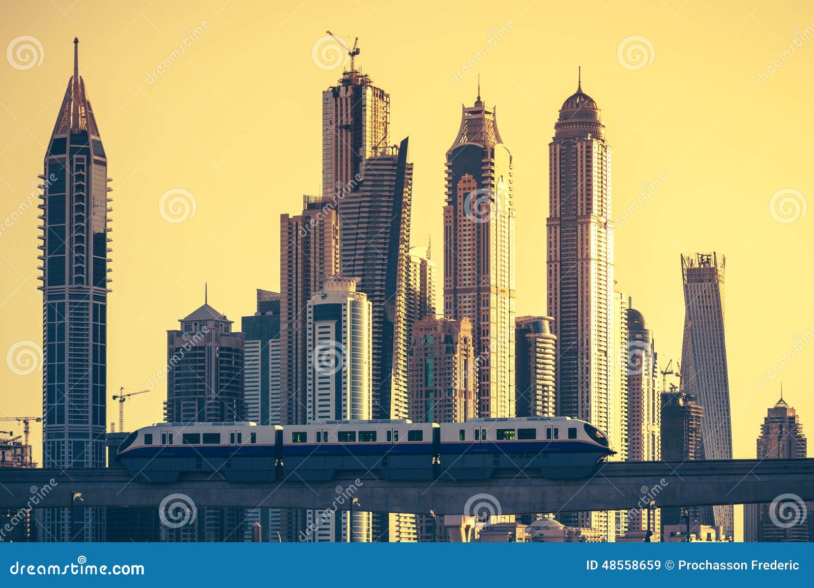 Ansicht Von Dubai Mit UBahn Stockbild Bild von bahnhof, auslegung